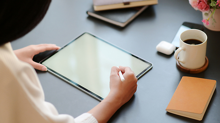 포토 JPG 해외이미지 직업 손 응시 여자 컨셉 인터넷 회사 비즈니스 통신 손가락 모바일 설계 노동자 직장 사람 사람없음 컴퓨터 터치패드 사무실 알약 펜 디지털 스크린 터치 잡기 업무 비즈니스우먼 작업실 무선전화기 스마트 책상 분석 컨설턴트 경영자 온라인 혁명 경영 터치스크린 해외포토 시선 가구 모션 신체부위 전자제품 필기구 약 작업 직장인 전문직 전화기 상담 리더 파일형식 이미지허브