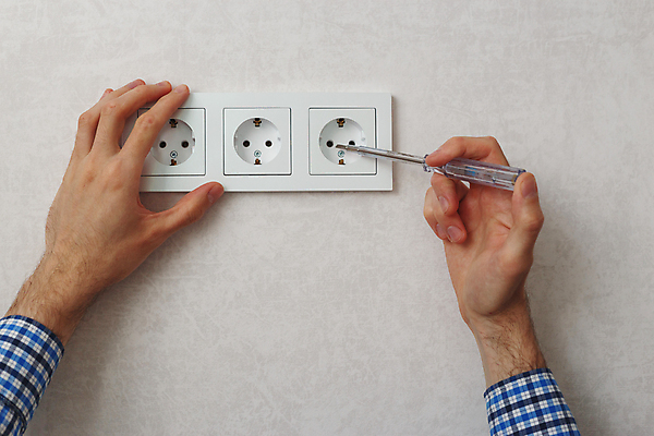 포토 JPG 해외이미지 직업 손 남자 유럽 벽 주택 안전 사람없음 빛 힘 기계 장비 에너지 흰색 공구 잡기 업무 기술자 수리 콘센트 플러그 지시 연결 위험 측정 서비스 순환 철사 유지 설치 전압 현재 해외포토 나라 컬러 컨셉 모션 사람 건물 신체부위 도구 작업 파일형식 이미지허브