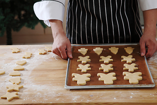 포토 JPG 해외이미지 남자 쟁반 실내 한명 상반신 성인 앞모습 쿠키 제과 잡기 반죽 나무탁자 진저맨 크리스마스트리모양쿠키 성인남자한명만 진저쿠키 해외포토 1 뷰포인트 모션 탁자 디저트 사람 내부 제과제빵 남자한명만 성인남자만 파일형식 이미지허브