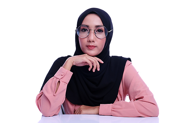 포토 JPG 해외이미지 모델 전통 손 응시 여자 행복 종교 지구 얼굴 포즈 백그라운드 손가락 아이디어 선물 한명 사람 인종 유행 흰색 가리킴 발표 선택 중앙 이슬람교 피부 옵션 승진 베일 고립 아랍어 조언 주목 혼란 해외포토 1 시선 감정 컬러 컨셉 손짓 신체부위 파일형식 이미지허브