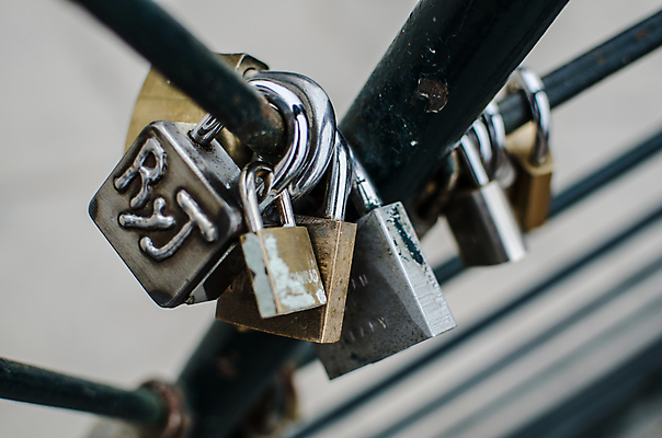 포토 JPG 해외이미지 아이콘 전통 문화 컨셉 데이트 열쇠 거리 함께함 자물쇠 발렌타인데이 사랑 안전 사람없음 야외 울타리 금속 우정 하트 메시지 의식 비밀 철 심볼 부식 약속 잠금 프랑스어 영원 페루 파리(프랑스) 해외포토 모양 문자 감정 데이이벤트 재질 친구 담장 남아메리카 보안 파일형식 이미지허브