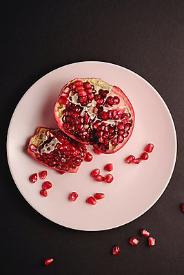 포토 JPG 해외이미지 접시 검은배경 사람없음 석류 석류알 해외포토 식기 백그라운드 과일 검은색 파일형식 이미지허브