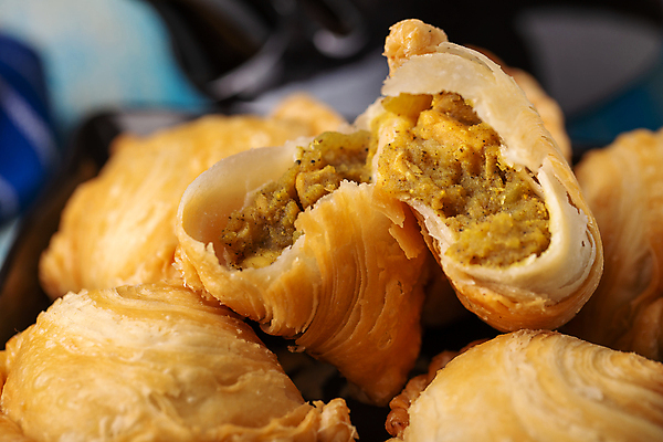 포토 JPG 해외이미지 전통 문화 백그라운드 고추 감자 요리 동양인 사람없음 식사 치킨 빵집 튀김 뜨거움 아침식사 굽기 먹기 향신료 매움 퍼프 카레 말레이시아 페스츄리 해외포토 아시아 음식 빵 채소 모션 인종 상점 맛 구이 닭고기요리 향미료 파일형식 이미지허브