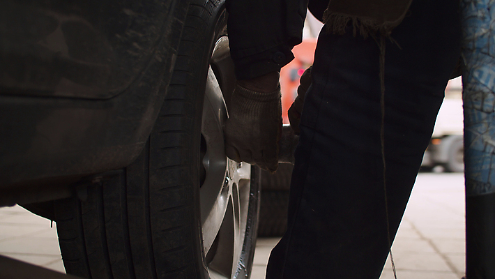 포토 JPG 해외이미지 직업 손 남자 교통시설 자동차 노동자 사람 사람없음 기계 장비 공구 나사 스패너 업무 바퀴 작업실 기술자 변화 수리 닫기 역 타이어 정비공 유지 교체 자동 차고 해외포토 육상교통 교통 컨셉 모션 신체부위 도구 작업 시설 파일형식 이미지허브