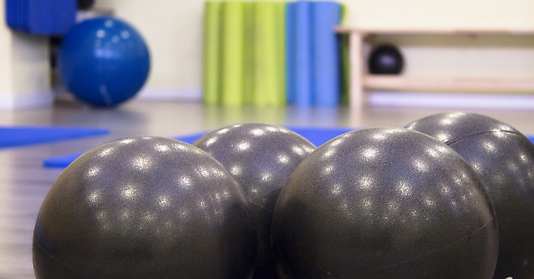 포토 JPG 해외이미지 백인 라이프스타일 여자 스포츠 백그라운드 신체 공 건강 사람 사람없음 운동복 운동 검은색 힘 흰색 연습 체육관 근육질 에어로빅 필라테스 해외포토 서양인 옷 컬러 근육 생활 춤 몸매 파일형식 이미지허브