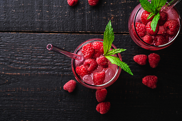 포토 JPG 해외이미지 잔 빨대 사람없음 빨간색 얼음 달콤 시원함 허브 산딸기 에이드 나무배경 해외포토 자연요소 식물 식기 음료 컬러 백그라운드 과일 맛 파일형식 이미지허브