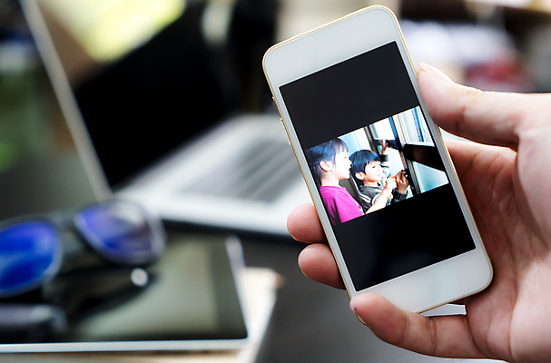 포토 JPG 해외이미지 남자 행복 아들 비즈니스 학교 가족 엄마 아침 주택 함께함 실내 사랑 사람 동양인 소년 두명 노트북 스마트폰 알약 디지털 주방 외침 아기 잡기 작업 비즈니스맨 아빠 보호 그림 바쁨 동영상 보험 해외포토 주간 교육 감정 어린이 컨셉 관계 모션 인종 내부 건물 전자제품 핸드폰 스마트기기 약 소리 직장인 파일형식 이미지허브