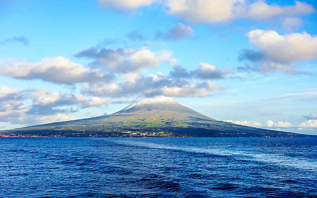 포토 JPG 해외이미지 구름 유럽 파도 바다 섬 여행 자연 하늘 바람 날씨 산 풍경 경사 사람없음 야외 물 파란색 분위기 정상 포르투갈 화산 원뿔 대서양 내추럴 절정 지질학 해외포토 자연요소 도형 교육 나라 컬러 컨셉 생태계 파일형식 이미지허브