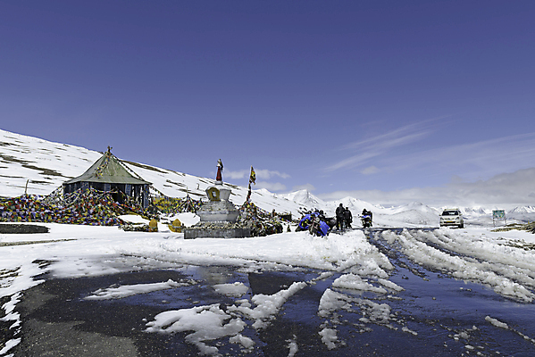포토 JPG 해외이미지 남자 아시아 종교 도로 여행 불교 자동차 자연 하늘 휴식 산 사람 동양인 풍경 사람없음 야외 파란색 자전거 오토바이 깃발 그룹 의식 정상 위험 인도인 승합차 천국 통과 로스앤젤레스 단절 히말라야 해외포토 외국인 나라 길 육상교통 컬러 컨셉 교통시설 승용차 인종 바이크 미국 생태계 파일형식 산맥 이미지허브