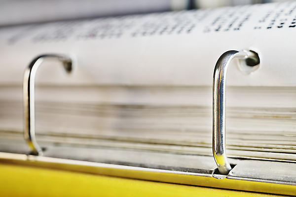 포토 JPG 해외이미지 종이 백그라운드 컨셉 비즈니스 텍스트 문구용품 사람없음 사무실 노란색 금속 사무용품 공책 자료 공백 장비 정보 수확 흰색 반지 업무 작업 오픈 닫기 오브젝트 문서 파일 폴더 페이지 수납 바인더 보관소 카피스페이스 해외포토 컬러 농업 장신구 모션 재질 저장 파일형식 이미지허브