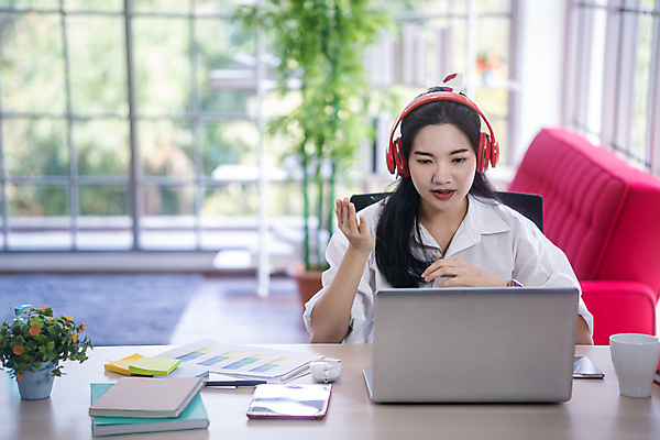 포토 JPG 해외이미지 직업 학생 라이프스타일 디자인 여자 행복 아시아 커피 거실 인터넷 비즈니스 통신 학교 태국 주택 한명 사람 앉기 동양인 노트북 컴퓨터 사무실 알약 업무 비즈니스우먼 책상 온라인 해외포토 1 교육 감정 나라 음료 가구 모션 인종 건물 생활 전자제품 약 작업 직장인 파일형식 이미지허브