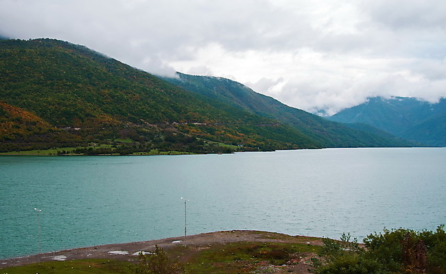 포토 JPG 해외이미지 백인 공원 유럽 호수 여행 자연 하늘 산 파노라마 풍경 사람없음 물 여름 파란색 강 계곡 저수지 중세 언덕 조지아 해외포토 자연요소 서양인 계절 공공시설 나라 컬러 촬영기법 역사 생태계 동유럽 파일형식 이미지허브