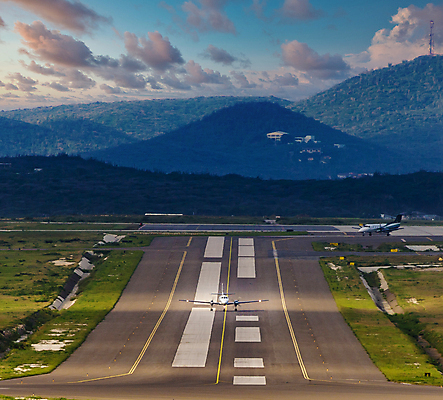 포토 JPG 해외이미지 바다 섬 여행 교통시설 휴가 비행기 사람없음 물 파란색 공항 활주로 여왕 해외포토 자연요소 길 컬러 교통 항공교통 대중교통 시설 파일형식 이미지허브