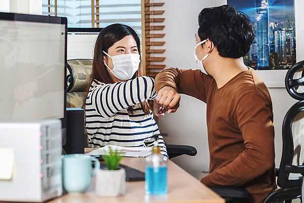 포토 JPG 해외이미지 교육 비즈니스 통신 교실 가족 회의 사람 동양인 성인 두명 금융 컴퓨터 디지털 인사 토론 청소 동료 대학교 감염 멀리 세미나 온라인강의 전염병 웨비나 해외포토 학교 관계 인종 경제 전자제품 예절 질병 강의 파일형식 언택트 이미지허브