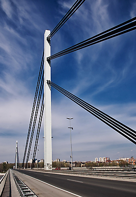 포토 JPG 해외이미지 디자인 유럽 여행 건축양식 교통시설 하늘 새로움 사람없음 파란색 강 금속 흰색 도시 철사 철탑 공학 철강 해외포토 교육 건축 나라 컬러 교통 컨셉 재질 탑 시설 파일형식 이미지허브