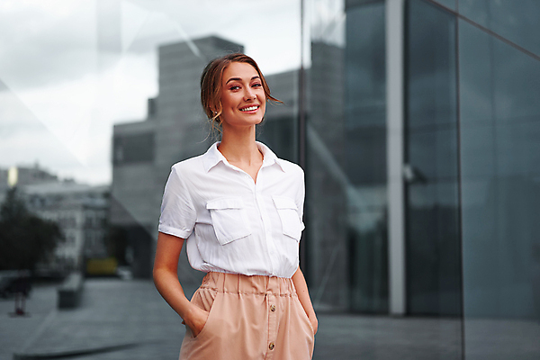 포토 JPG 해외이미지 백인 직업 여자 행복 와이셔츠 비즈니스 사업가 창문 성공 한명 서기 성인 야외 건물 사무실 반사 걷기 팔짱 고층빌딩 비즈니스우먼 자신감 우아함 도심 대표 종업원 중개인 경영자 리더 바쁨 비서 경영 염원 중소기업 해외포토 서양인 1 건축물 감정 컨셉 셔츠 회사 모션 사람 빌딩 도시 직장인 파일형식 이미지허브