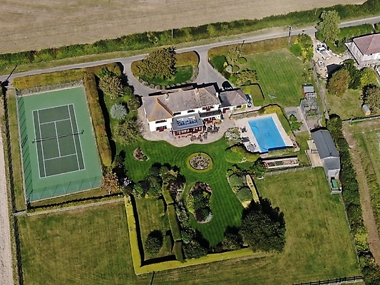 포토 JPG 해외이미지 주택 수영장 안테나 사람없음 정원 시골 큼 드론 해외포토 통신 건물 크기 파일형식 이미지허브