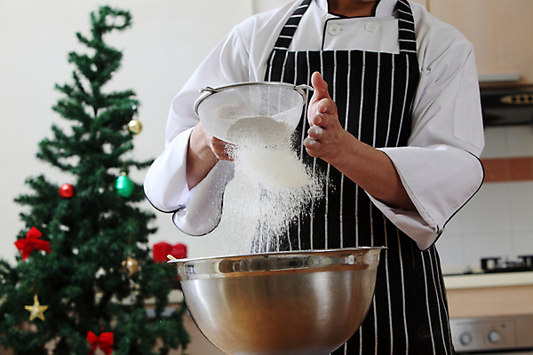 포토 JPG 해외이미지 남자 실내 한명 들기 상반신 성인 앞모습 크리스마스트리 제과 채망 설탕 믹싱볼 성인남자한명만 털기 해외포토 1 그릇 뷰포인트 크리스마스 모션 주방용품 사람 내부 제과제빵 남자한명만 성인남자만 파일형식 이미지허브
