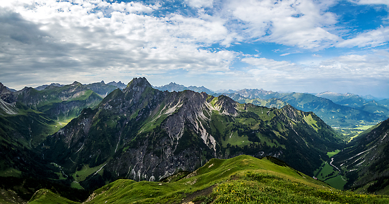 포토 JPG 해외이미지 구름 응시 꽃 여행 자연 휴가 산 주택 파노라마 사람없음 야외 초록색 여름 파란색 일출 일몰 봄 트래킹 하이킹 시골 정상 숲 언덕 알프스 비전 천국 절정 바이에른 해외포토 자연요소 식물 시선 계절 유럽 컬러 레저 독일 촬영기법 건물 노을 생태계 파일형식 이미지허브