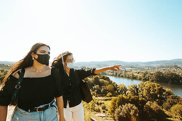 포토 JPG 해외이미지 모델 학생 여자 행복 얼굴 여행 셔츠 청소년 함께함 가면 안전 사람 야외 두명 건강관리 귀여움 마을 흰색 보호 만족 예방 다문화 긍정 다민족 소셜 스타일 해외포토 감정 컬러 컨셉 상의 건강 관리 신체부위 사회이슈 파일형식 이미지허브