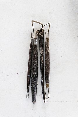 포토 JPG 해외이미지 디자인 조각 백그라운드 탁자 기술 창조 미술 취미 사람없음 목재 세트 쌓기 금속 침묵 장비 도구 공구 업무 도자기 그룹 작업실 칼 공예 오브젝트 그림 질감 날카로움 예술가 위치 점토 기어 DIY 조각가 중고 커터 핸드메이드 해외포토 나무 가구 재료 모션 재질 문화예술 소리 작업 파일형식 이미지허브