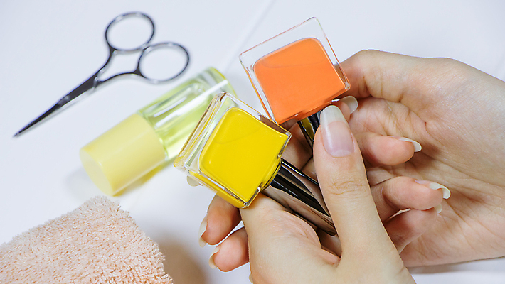 포토 JPG 해외이미지 라이프스타일 웰빙 여자 손가락 휴식 실내 건강 사람없음 치료 빛 상점 스파 페인트 화장품 잡기 붓 화려 액체 황금 고급 우아함 보호 손톱관리 손톱 미용사 소중 준비 매니큐어 소매 순서 위생관리 아크릴 스타일 신청 해외포토 직업 손 컨셉 의학 모션 재질 관리 사람 내부 생활 뷰티 네일아트 파일형식 이미지허브