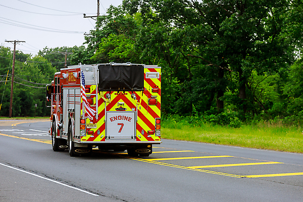 포토 JPG 해외이미지 주간 도로 사람없음 야외 소방 소방차 해외포토 자연요소 길 교통시설 자동차 파일형식 이미지허브