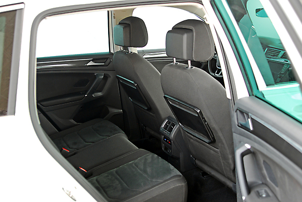 포토 JPG 해외이미지 디자인 쿠션 의자 창문 교통시설 자동차 휴식 실내 안전 사람없음 내부 빛 머리 회색 운전 벨트 고급 우아함 보호 휘발유 가죽 보안 엔진 디젤 자동 제어 해외포토 잡화 육상교통 컬러 가구 교통 컨셉 모션 신체부위 석유 시설 파일형식 이미지허브