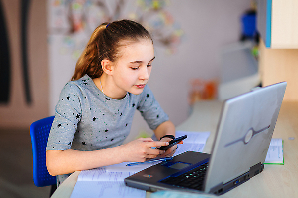 포토 JPG 해외이미지 백인 학생 라이프스타일 여자 교육 행복 어린이 인터넷 통신 학교 주택 직장 실내 한명 사람 앉기 10대 노트북 스터디 컴퓨터 디지털 공책 정보 작업 책상 대학교 과제 온라인 온라인강의 해외포토 서양인 1 감정 가구 회사 모션 청소년 문구용품 내부 건물 생활 전자제품 학습 강의 파일형식 언택트 이미지허브