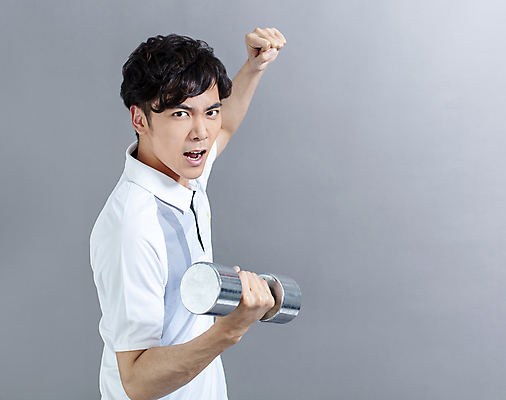 포토 JPG 해외이미지 응시 남자 한명 들기 동양인 상반신 성인 옆모습 힘 주먹 아령 성인남자한명만 해외포토 1 시선 뷰포인트 모션 사람 인종 남자한명만 성인남자만 파일형식 이미지허브