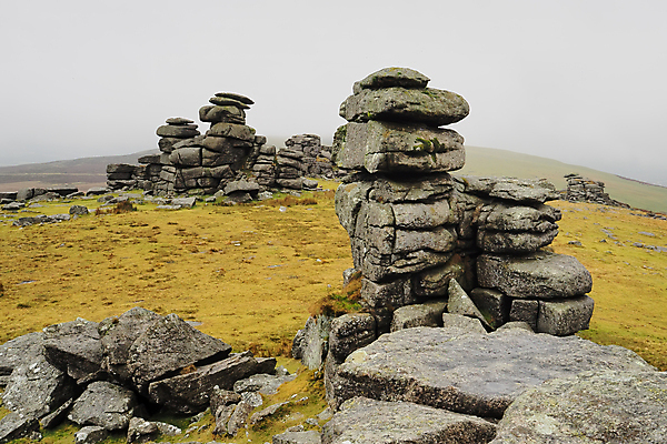 포토 JPG 해외이미지 구름 공원 여행 자국 자연 하늘 잉글랜드 파노라마 풍경 사람없음 야외 여행객 걷기 하이킹 회색 안개 바위 흰색 시골 황무지 큼 오솔길 청소 언덕 지역 멀리 고립 다트무어 선로 울퉁불퉁 전국 화강암 해외포토 자연요소 공공시설 길 컬러 모션 레저 날씨 영국 촬영기법 사람 암석 크기 생태계 파일형식 이미지허브