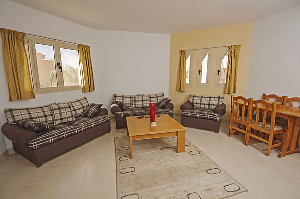 포토 JPG 해외이미지 벽 가구 쿠션 거실 의자 건축양식 창문 탁자 바닥 아파트 주택 실내 사람없음 내부 목재 장식 빛 인테리어 소파 갈색 줄무늬 카펫 방 커튼 플랫 고급 타일 해외포토 나무 디자인 건축 컬러 생활용품 컨셉 무늬 재료 건물 파일형식 이미지허브