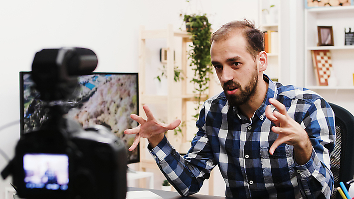 포토 JPG 해외이미지 남자 화초 의자 책장 한명 상반신 성인 옆모습 카메라 촬영 텔레비전 책상 방송 촬영실 성인남자한명만 유튜버 해외포토 식물 1 뷰포인트 가구 사람 전자제품 공간 남자한명만 성인남자만 파일형식 크리에이터 이미지허브