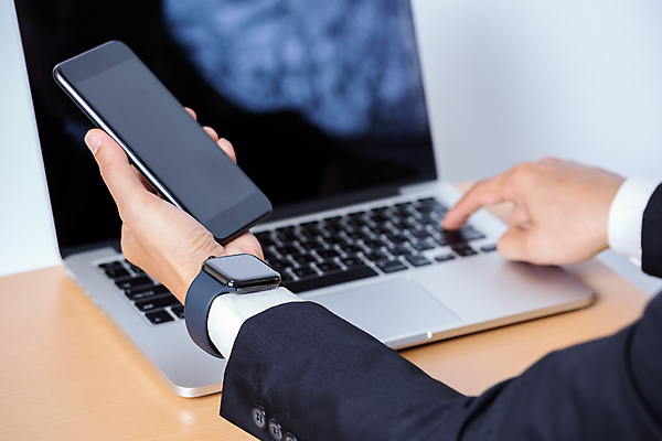 포토 JPG 해외이미지 손 시계 백그라운드 컨셉 인터넷 비즈니스 통신 모바일 사람 사람없음 노트북 스마트폰 핸드폰 컴퓨터 사무실 디지털 스크린 터치 정보 시간 작업 연결 휴대용 무선전화기 전화기 스마트 손목시계 전자 설정 혁명 터치스크린 웨어러블 해외포토 장신구 신체부위 전자제품 스마트기기 오브젝트 파일형식 이미지허브