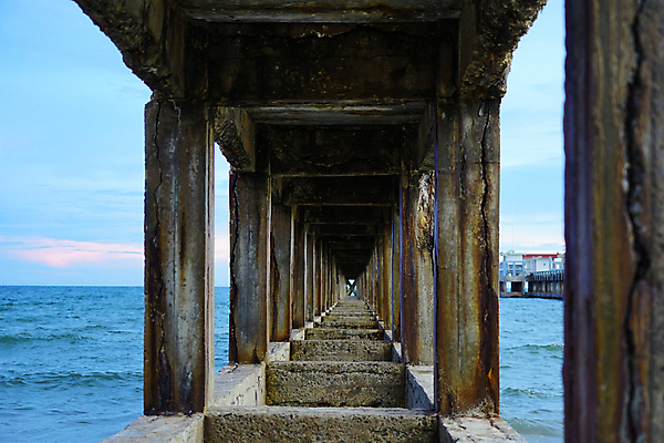 포토 JPG 해외이미지 모래 바다 여행 백그라운드 건축양식 휴가 휴식 풍경 사람없음 야외 물 빛 항구 산책로 바위 기둥 떨어짐 아래 방파제 옛날 지원 해외포토 자연요소 공공시설 건축 길 컨셉 교통시설 돌_바위 방향 위치 파일형식 이미지허브