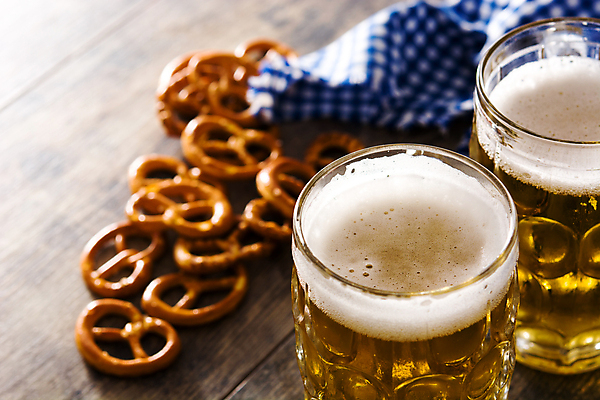 포토 JPG 해외이미지 맥주 실내 사람없음 아웃포커스 맥주잔 브레첼 나무배경 미니프레즐 해외포토 백그라운드 술잔 디저트 주류 촬영기법 내부 과자 파일형식 이미지허브