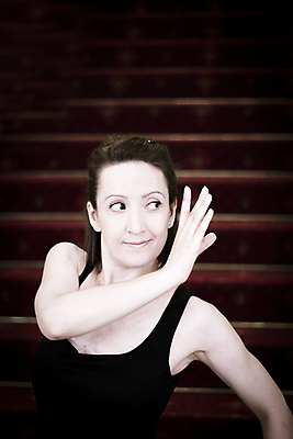 포토 JPG 해외이미지 응시 여자 실내 한명 손짓 상반신 성인 앞모습 우아함 발레 발레리나 성인여자한명만 해외포토 1 시선 뷰포인트 컨셉 모션 사람 내부 춤 여자한명만 성인여자만 파일형식 이미지허브