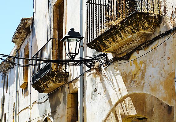 포토 JPG 해외이미지 전통 디자인 외관 벽 건축양식 창문 난간 유리 휴식 벽돌 바닥 아파트 주택 프레임 사람없음 야외 건물 장식 금속 페인트 수확 발코니 바위 시골 도시 블라인드 역사 스페인 재산 플랫 달콤 묘사 질감 복고 타운 고체 옛날 진짜 철책 스타일 해외포토 건축물 건축 유럽 컨셉 농업 재질 금융 돌_바위 커튼 맛 파일형식 이미지허브