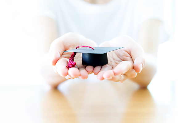 포토 JPG 해외이미지 학생 응시 여자 교육 행복 얼굴 졸업 손가락 청소년 성공 한명 사람 성인 사람없음 신체부위 10대 세로 방 가리킴 잡기 가운 사인 흰배경 대학교 보여주기 사춘기 캡모자 해외포토 모자_잡화 1 손 시선 옷 감정 백그라운드 컨셉 학교 모션 손짓 흰색 파일형식 이미지허브