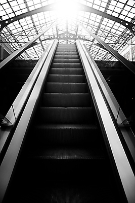 포토 JPG 해외이미지 디자인 길 여행 백그라운드 이동 컨셉 비즈니스 건축양식 모션 성공 바닥 사람없음 건물 파란색 빛 쇼핑 사무실 계단 금속 도시 전철 역 목표 정상 엘리베이터 탈출 방향 속도 오르기 리프트 장면 에스컬레이터 일반 단계 재촉 개발 방법 해외포토 건축물 건축 육상교통 컬러 교통시설 재질 대중교통 파일형식 이미지허브