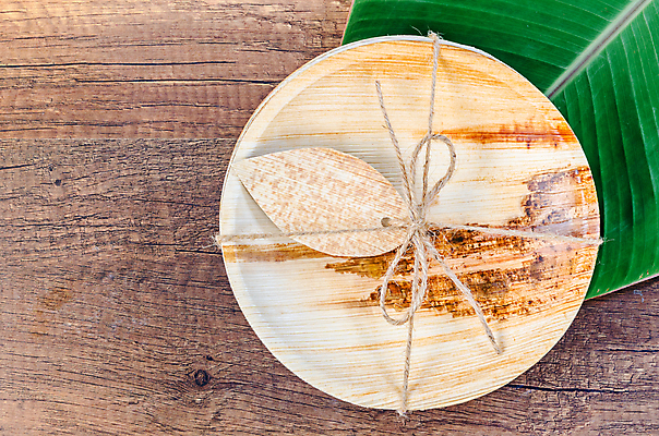 포토 JPG 해외이미지 리본 종이 잎 실내 사람없음 하이앵글 꼬리표 자연보호 묶기 에코 친환경 에코라이프 노끈 나뭇잎모양 나무접시 친환경제품 제로웨이스트 나무배경 해외포토 모양 식물 라이프스타일 접시 줄 뷰포인트 백그라운드 모션 자연 나뭇잎 내부 라벨 환경 그린캠페인 보호 사회이슈 파일형식 이미지허브