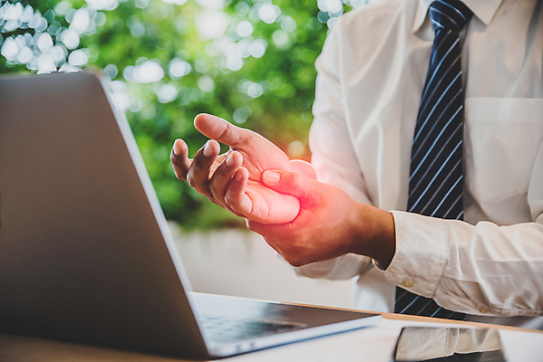 포토 JPG 해외이미지 1 손 백그라운드 컨셉 비즈니스 손가락 근육 스트레스 건강 피곤 종류 사람 사람없음 노트북 컴퓨터 사무실 스트레칭 고통 흰색 키보드 잡기 업무 비즈니스맨 터널 질병 종업원 손목 관절염 팔 부담 염증 증상 해로움 해외포토 직업 남자 감정 길 컬러 의학 모션 신체부위 전자제품 운동 작업 직장인 파일형식 이미지허브
