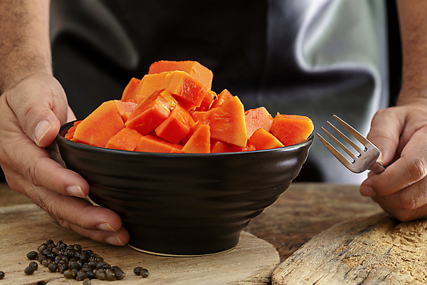 포토 JPG 해외이미지 남자 포크 실내 씨앗 한명 상반신 성인 앞모습 가득함 열대과일 담기 과일조각 파파야 성인남자한명만 해외포토 식물 1 식기 뷰포인트 조각 과일 모션 사람 내부 남자한명만 성인남자만 파일형식 이미지허브