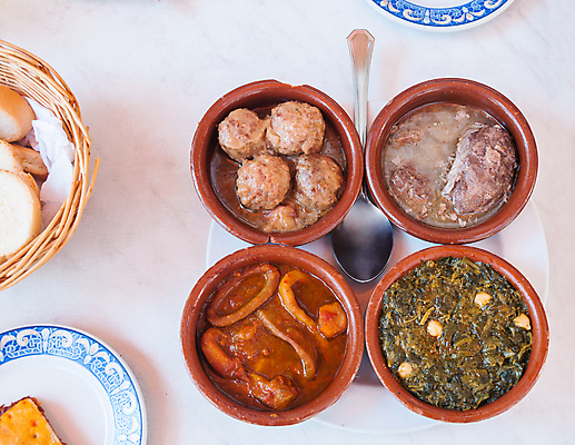 포토 JPG 해외이미지 전통 접시 음식 빵 토마토 부분 유리 고추 탁자 파슬리 마늘 종류 육류 돼지고기 요리 사람없음 빨간색 식당 와인 숟가락 식사 저녁식사 바 뜨거움 사발 스페인 지중해 참치 해산물 올리브 매움 후추 시금치 뷔페 스페인어 타파스 스타일 해외포토 식기 열매 유럽 바다 컬러 가구 채소 식재료 재질 주류 수저 어류 상점 사기그릇 맛 애피타이저 향신료 파일형식 이미지허브