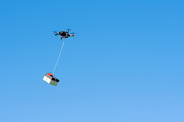 포토 JPG 해외이미지 구름 산업 컨셉 비즈니스 교통시설 하늘 미래 안테나 선물 사람없음 야외 파란색 상자 디지털 장비 화물 표현 헬리콥터 배달원 컨테이너 로봇 서비스 속도 프로펠러 패키지 멀리 물류 판지 혁명 고립 드론 분배 제어 해외포토 자연요소 직업 컬러 교통 통신 비행기 운송업 시설 파일형식 이미지허브