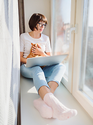 포토 JPG 해외이미지 전신 여자 안경 비즈니스 창문 함께함 한명 앉기 성인 앞모습 노트북 고양이 업무 성인여자한명만 코로나바이러스 자가격리 안락 해외포토 1 잡화 뷰포인트 컨셉 포유류 모션 사람 전자제품 반려동물 작업 바이러스 여자한명만 성인여자만 파일형식 격리 이미지허브