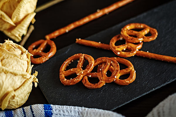 포토 JPG 해외이미지 검은배경 실내 사람없음 드라이플라워 돌판 막대과자 브레첼 미니프레즐 해외포토 꽃 백그라운드 디저트 내부 과자 검은색 돌_바위 파일형식 이미지허브