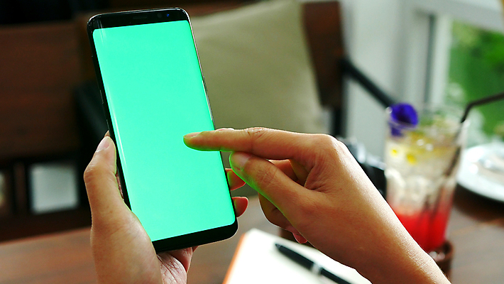 포토 JPG 해외이미지 라이프스타일 손 응시 여자 백그라운드 컨셉 인터넷 비즈니스 텍스트 통신 손가락 탁자 모바일 한명 사람 스마트폰 핸드폰 독서 상점 디지털 스크린 공백 카페 터치 타이핑 잡기 메시지 시장 미끄럼틀 전화기 스마트 부름 문자메시지 소셜미디어 터치스크린 해외포토 1 시선 가구 모션 생활 신체부위 전자제품 스마트기기 놀이기구 파일형식 이미지허브