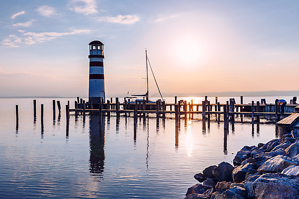 포토 JPG 해외이미지 응시 유럽 호수 바다 자연 하늘 등대 사람없음 야외 목재 물 여름 관광지 빛 일출 탑 항구 황혼 일몰 새벽 산책로 연못 오스트리아 야간 저녁 포트 네비게이션 랜드마크 명승지 해외포토 자연요소 나무 건축물 시선 계절 나라 길 여행 재료 교통시설 풍경 노을 생태계 파일형식 이미지허브