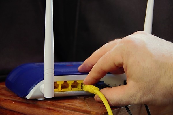 포토 JPG 해외이미지 손 남자 인터넷 통신 사람 사람없음 디지털 자료 네트워크 연결 무선전화기 신호 철사 온라인 공유 랜 모뎀 서버 입력 지원 해외포토 신체부위 전화기 파일형식 이미지허브